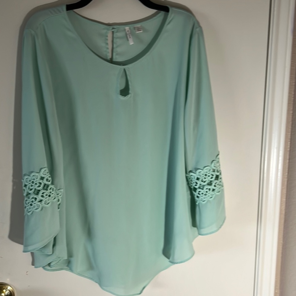 Ladies, spring mint green blouse, tops size large. A-12